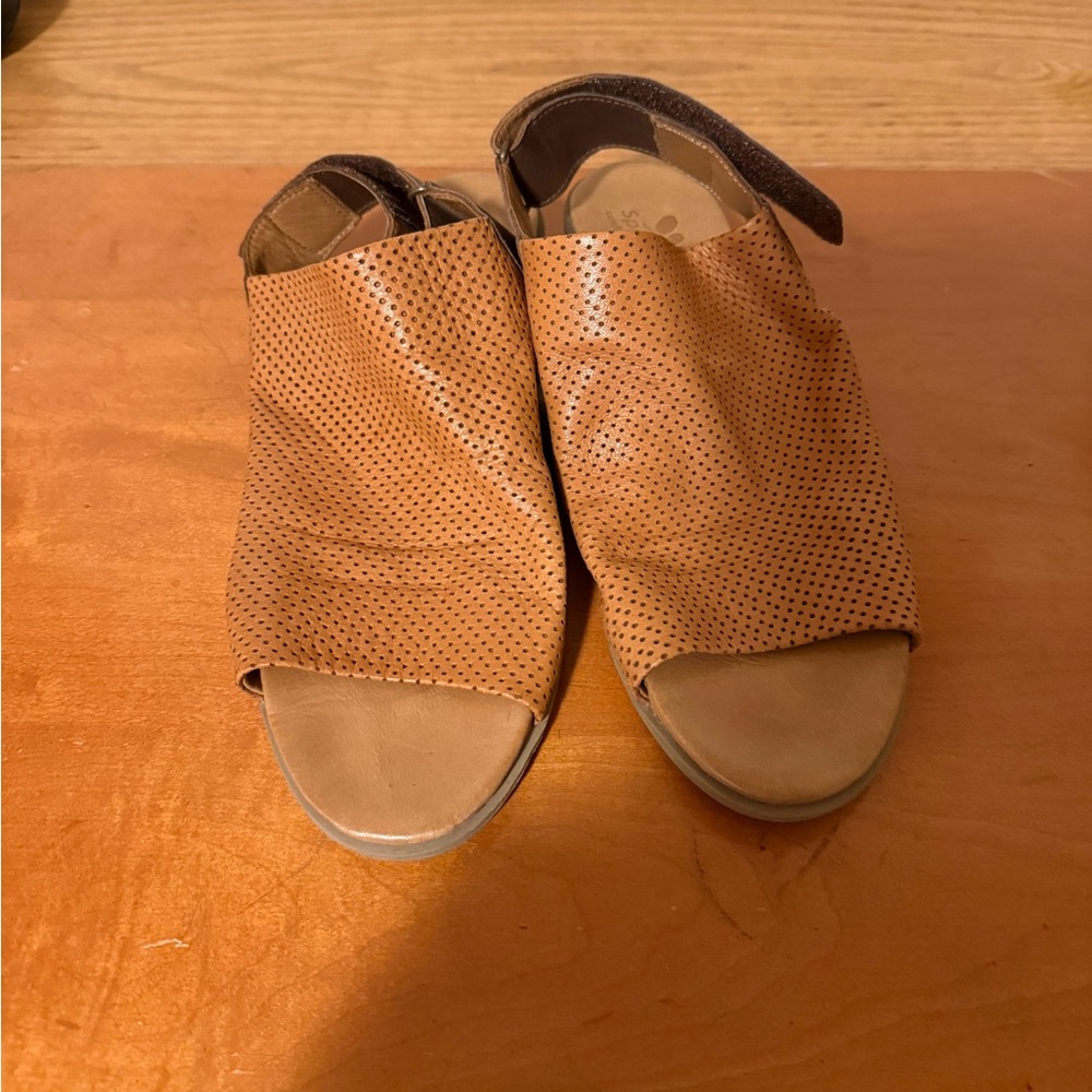 Spring Step Women’s Brown Perforated Open-Toe Sandals Leather - Picture 6 of 6